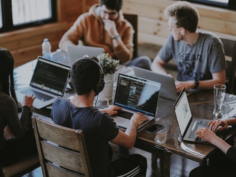 Équipe de Pivoine & Lin travaillant ensemble dans l'atelier